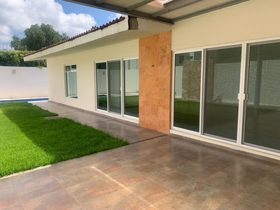 Doomos. Casa en venta con alberca en Juriquilla