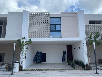 Doomos. Casa tipo townhouse en venta al norte de Mérida, Cholul