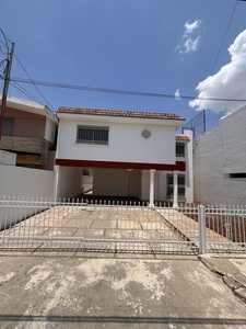 Doomos. Casa u oficina de 4 habitaciones en renta Fraccionamiento Campestre Mérida