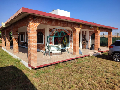 En Venta Casa De 1 Nivel Con 3 Recamaras Y Amplio Jardin En Fracc. Tlahuica