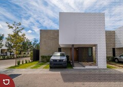 Moderna casa amueblada a la venta en Altos Juriquilla, Querétaro