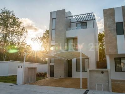 Venta Moderna Casa en Residencial Bali Playa del Carmen, Q. Roo AGO01023