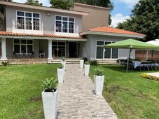 Casa sola en venta en Lomas de Atzingo, Cuernavaca, Morelos, alberca, recámara principal en planta baja