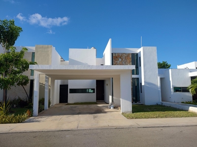 Doomos. Amplia casa de 4 recámaras y familiy room, con alberca en Privada- Mérida