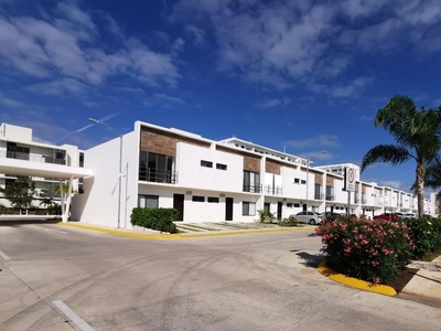 Doomos. Casa 3 Recámaras en VENTA. Residencial Astoria, Tribeca. Cancún, Q.Roo