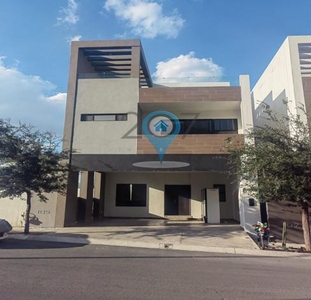 Doomos. Casa en Renta en Cumbres San Agustín frente a parque 3N