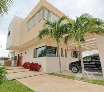 Doomos. Casa en Renta en Isla Dorada Zona Hotelera Cancun. HCS5419