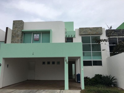 Doomos. Casa en renta en Lomas del Sol, Veracruz frente a parque muy cerca de la playa y club de playa de 3 recamaras