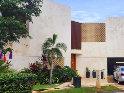 Doomos. CASA EN RENTA EN MERIDA, YUCATAN COUNTRY CLUB, EQUIPADA, DISPONIBLE.