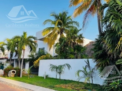 Doomos. Casa en renta, Isla Dorada Zona Hotelera, Cancún. HCS6501