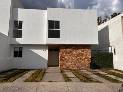 Doomos. Casa en renta/venta en Privada Arboledas, Condominio con seguridad 24/7 y áreas comunes.