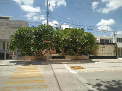 Doomos. Edificio comercial en renta zona Campestre, Mérida Yucatán