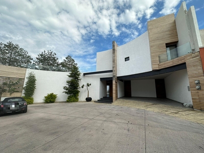 Doomos. Espectacular casa en venta con alberca y hermosa vista a la presa en Gran jardin, León Gto.