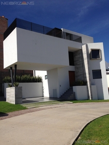 Doomos. Moderna Casa Residencial con Roof Top Vista Panorámica en Privada Fracc Sierra Azul SLP