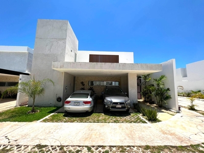 Doomos. Residencia en Venta/Renta en Privada, Zona Norte de Mérida, Exclusivas Amenidades