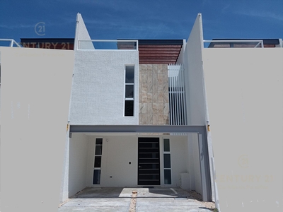 Doomos. Se renta casa nueva 3 recamaras amueblado residencial La Joya Playa Del Carmen P4009