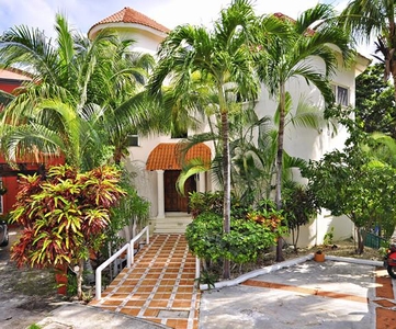 Elegante Villa en Venta en la zona de Playacar Fase II