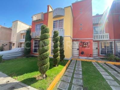 Hacienda Cuautitlan Casa de tres pisos en renta con portón eléctrico en privada