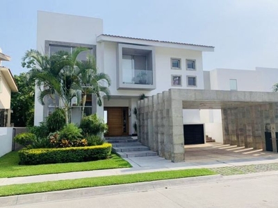 CASA CON ALBERCA Y JARDÍN EN CAMPO DE GOLF, FRACCIONAMIENTO PARAISO COUNTRY CLUB