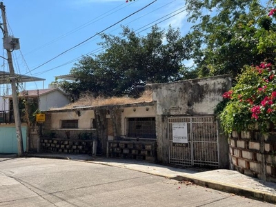 CASA CON TERRENO EN FRACC. MARROQUIN