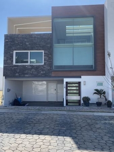 VENTA DE CASA CON 4 RECAMARAS EN PARQUE QUERETARO