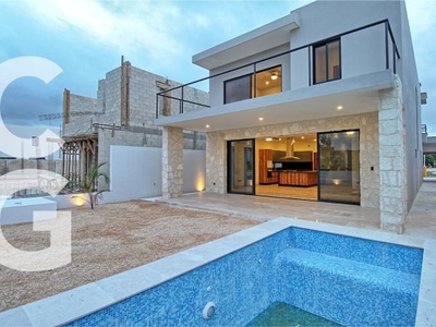 Casa en Venta en Cancun en Residencial Lagos del Sol con alberca y Jardin