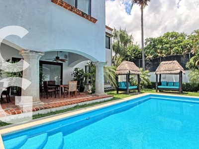 Casa en Venta en Cancun en SM 43 con Enorme Alberca y 3 Recamaras