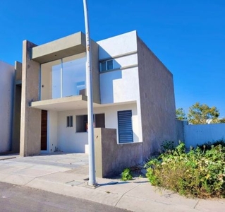 CASA EN VENTA EN ZAKIA de LUJO con recámara en planta baja y 4 baños completos