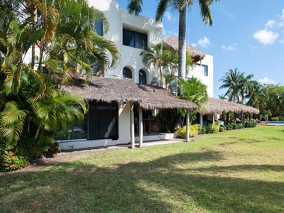 Casa en zona hotelera frente a la laguna en Cancun