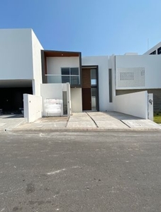 Casa nueva en venta con recámara en Planta Baja, Lomas de la Rioja