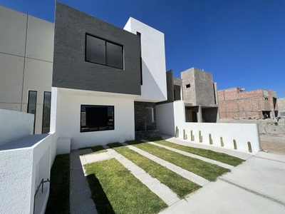 En Venta Casa en Cañadas del Arroyo, Estudio con Tapanco, 3 Recamaras, de LUJO !