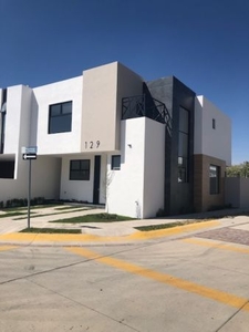 HERMOSA CASA CON 4 RECÁMARAS CON BAÑO