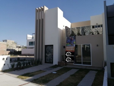 Hermosa Casa en Cañadas del Arroyo, 3 Recamaras, Una en Planta Baja, Doble Altur