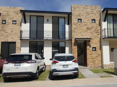 Hermosa Casa en PUERTA DE PIEDRA, Gran Ubicación, 3 Recamaras, Jardín, Alberca.