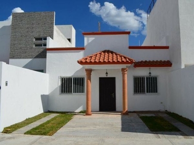 Preciosa Casa de UNA PLANTA en Las Trojes, 3 Recámaras, Jardín, ROOF GARDEN,.