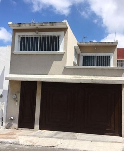Preciosa Casa en Colinas del Sur, GRAN UBICACIÓN, 3 Recamaras, por Candiles..