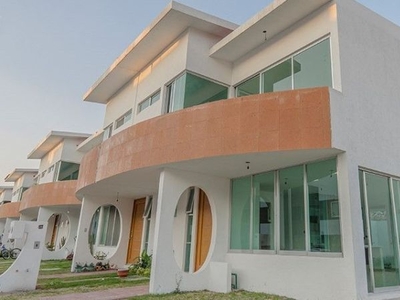 Preciosa Casa en Corregidora, 3 Recamaras, 2.5 Baños, Jardín, Alberca, Seguridad