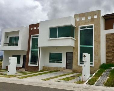 Preciosa Casa en Grand Juriquilla, JARDÍN, 3 Recámaras, Estudio, Sala TV, LUJO