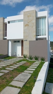 Preciosa Casa en Punta Esmeralda, 3 Recamaras, Jardín, 2.5 Baños, Seguridad 24.7