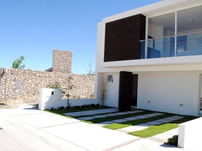 Se Vende Hermosa Casa en Cañadas del Arroyo, 3 Recámaras, Jardín, Estudio, LUJO