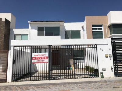 Se Vende Preciosa Casa en Milenio, Gran Jardín, Terraza, 4 Recamaras, 3.5 Baños