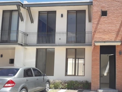 Se Vende Preciosa Casa en Puerta de Piedra, 3 Recamaras, Alberca, 2.5 Baños,..