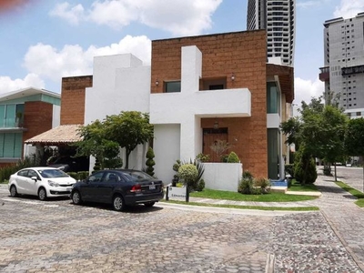 VENTA DE CASA EN ESQUINA AMPLIA ESTILO TOSCANO PEGADO A SONATA