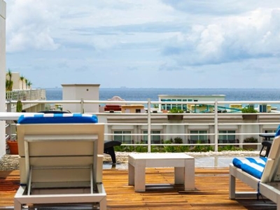 Venta de lujoso PH con roof privado frente al mar en Playa Del Carmen