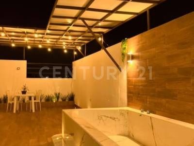 VENTA DE CASA, 3 PISOS, ROOF GARDEN Y JACUZZI EN SAN PEDRO CHOLULA PUEBLA