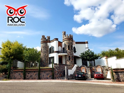 Doomos. Casa con Fachada tipo Castillo Andaluz en Venta, en Real de Juriquilla, Querétaro.