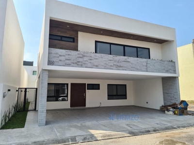 Doomos. Casa en venta en Lomas del Sol