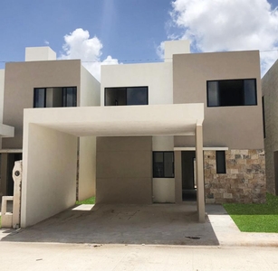 Doomos. casa en venta en merida, poniente de la ciudad- 3 habits más piscina más cochera