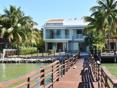 Doomos. Venta Casa en Condominio Isla Dorada con Muelle en Zona Hotelera Cancún C3220