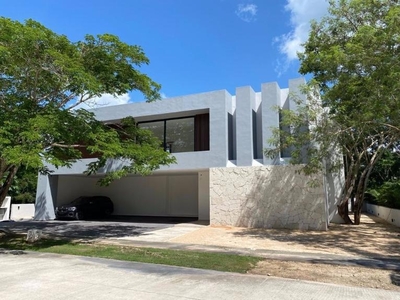 Doomos. CASA EN VENTA EN MÉRIDA, PRIVADA YUCATÁN COUNTRY CLUB, XTACA